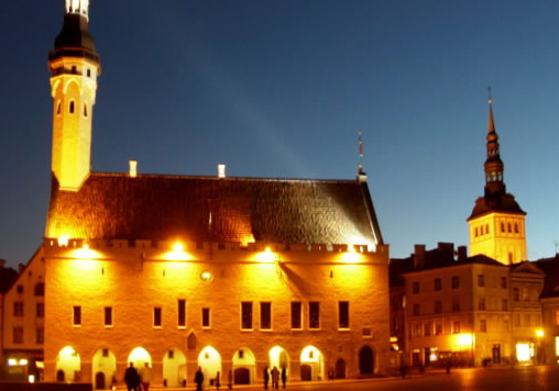 ライトアップされたタリン市庁舎