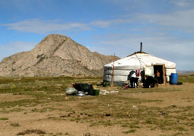 手前の籠は牛糞(燃料)です