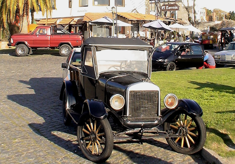 ウルグアイ　コロニア　クラシックカーとレトロなカフェ