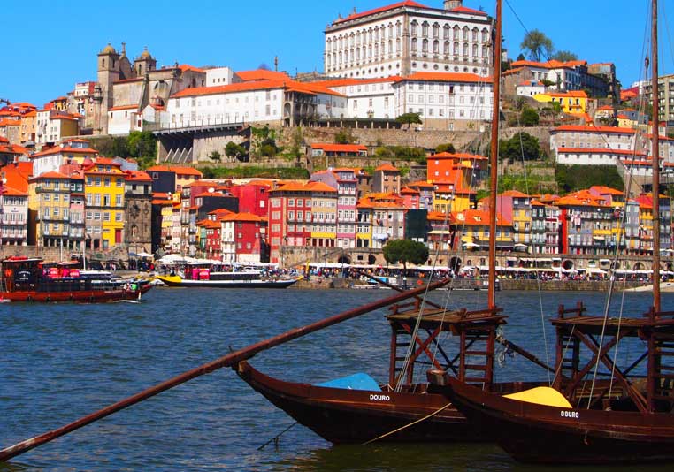 ドウロ川に浮かぶワイン樽を運ぶための船