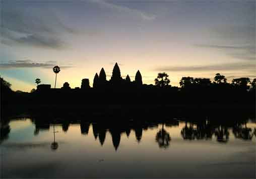 朝焼けのアンコールワット