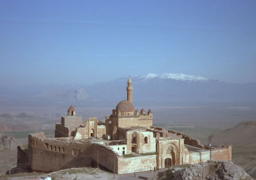 遠くアララト山を望む古城